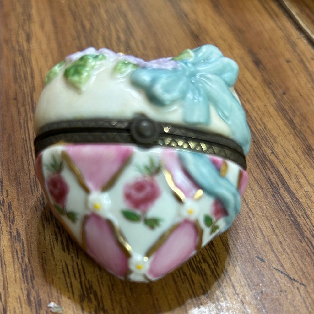 Porcelain Heart Trinket Box with Floral Rosettes and Blue Bow & gold wand inside